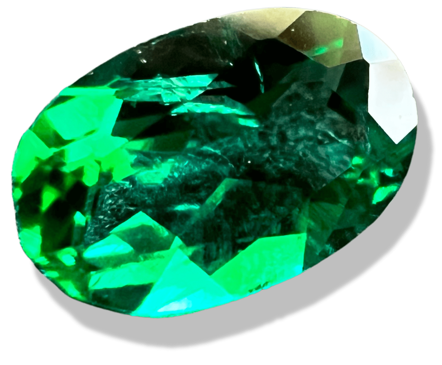 Pierre d'émeraude synthétique verte taillée sur fond transparent