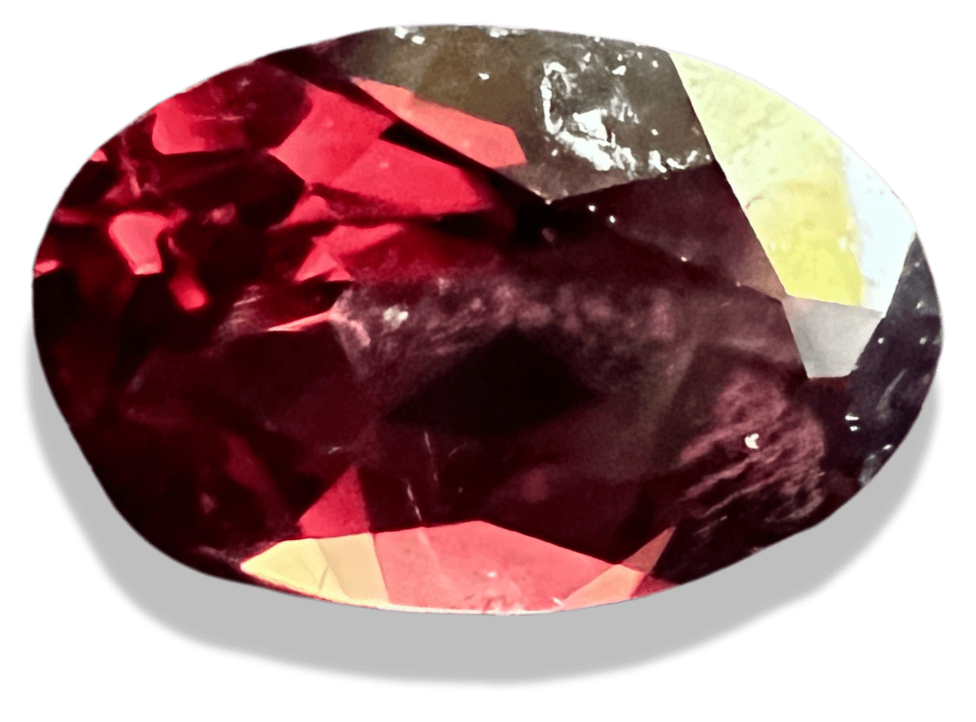 pierre de grenat almandin rouge taillé sur fond transparent