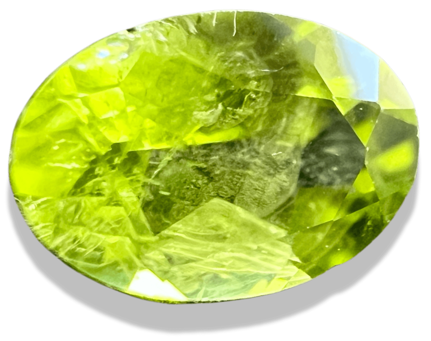 pierre de péridot verte taillée sur fond transparent
