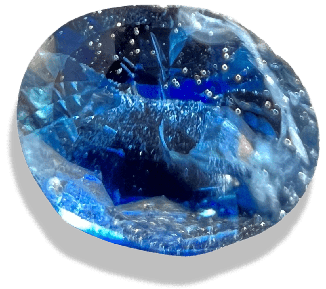 pierre de saphir naturel bleu sur fond transparent