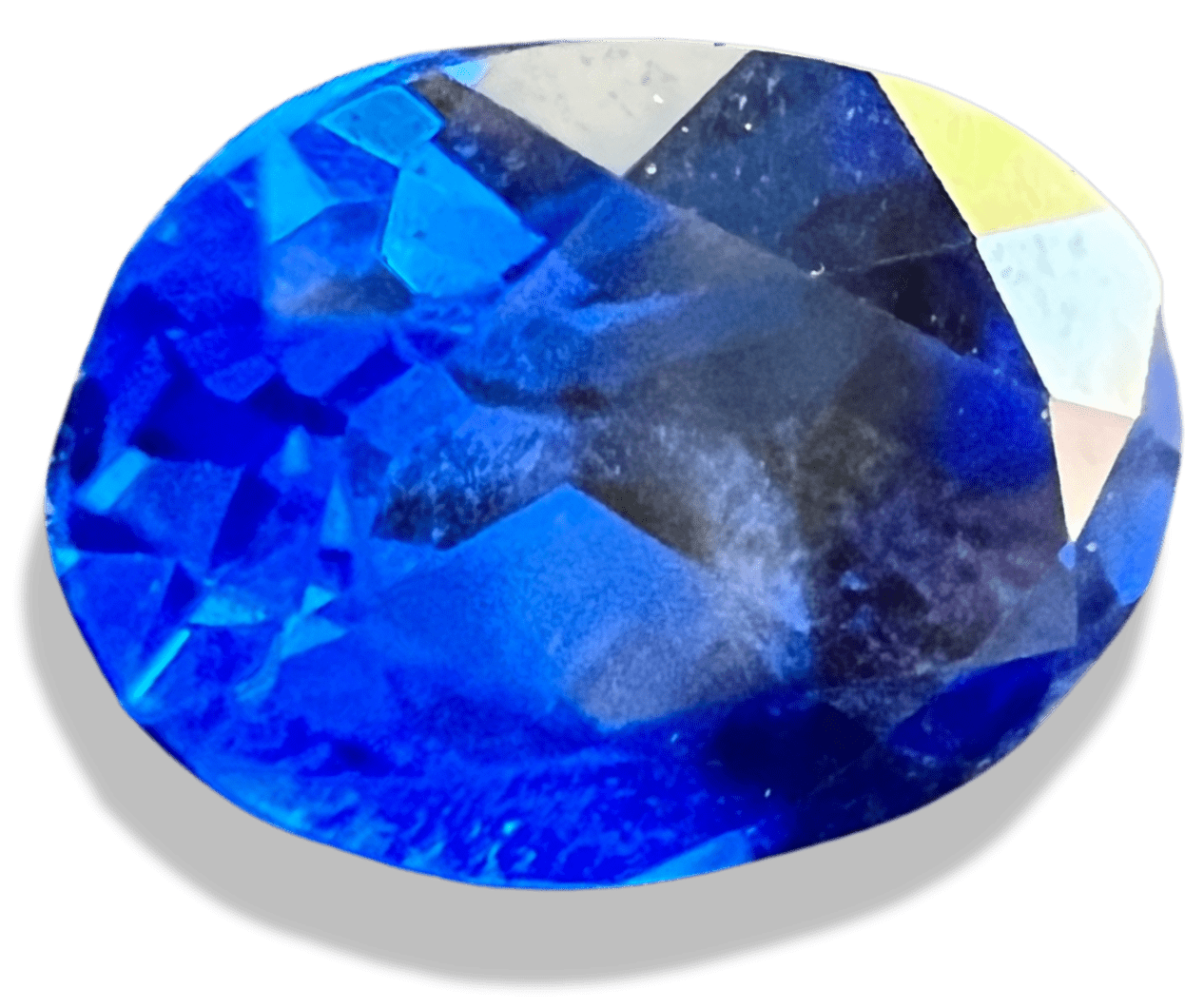 pierre de spinelle bleue taillée sur fond transparent
