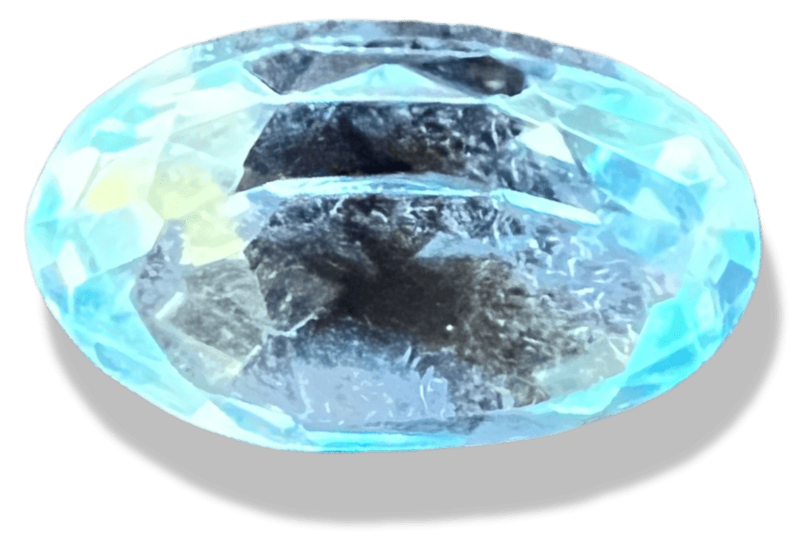pierre de topaze bleue taillée sur fond transparent