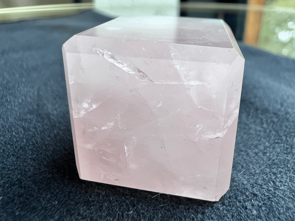cube de quartz rose poli sur fond neutre pour illustrer une pierre rose