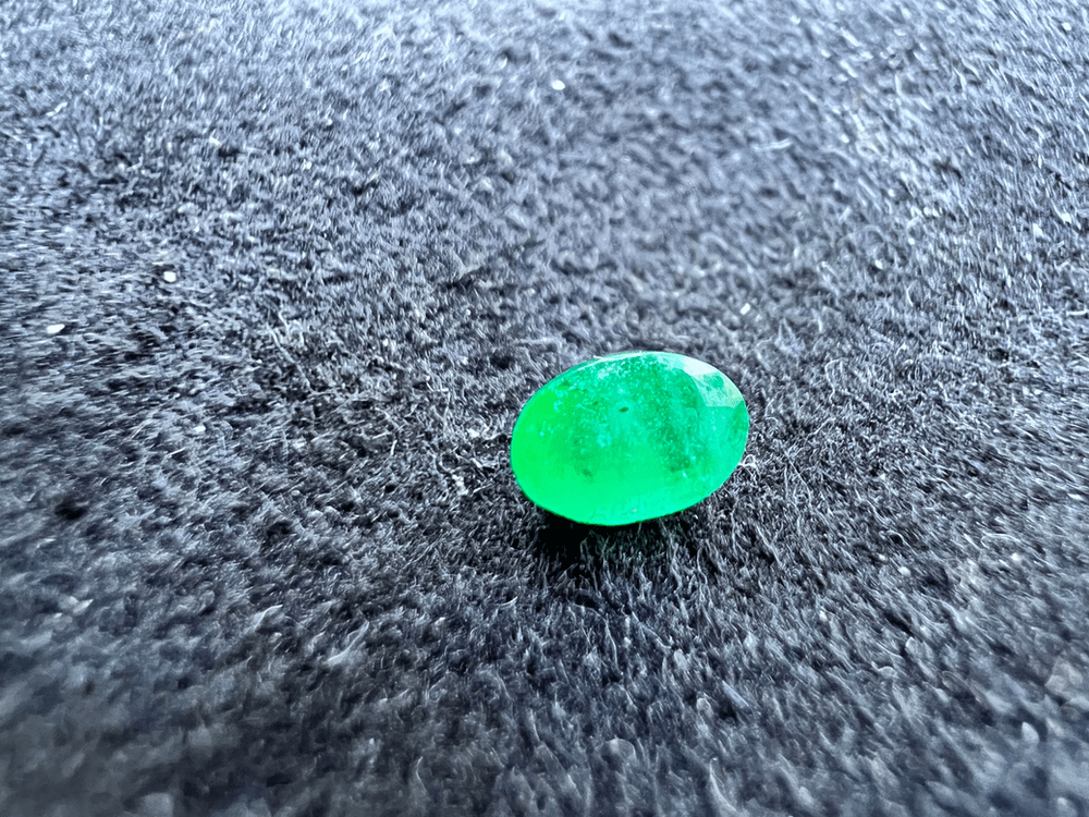 pierre de béryl vert ou émeraude en pierre taillée sur fond neutre pour illustrer le béryl vert