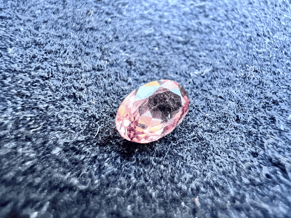 pierre rose de tourmaline rose sur fond neutre pour illustrer une pierre rose