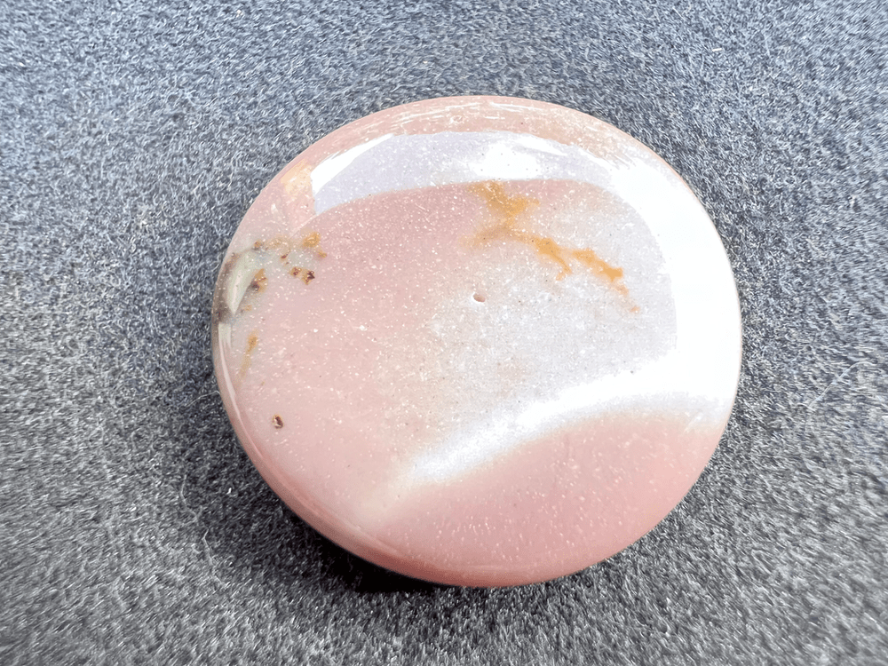 pierre rose de jaspe mokaïte ou mookaite sur fond neutre pour illustrer une pierre rose