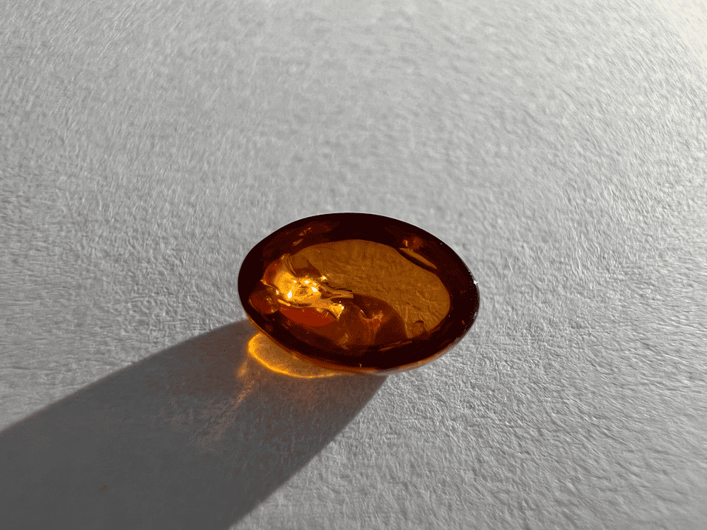 ambre naturelle en cabochon avec belle transparence sur fond blanc