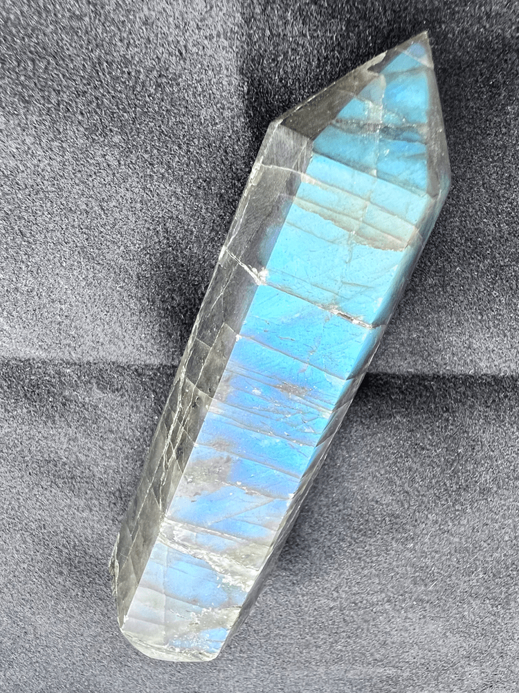 pierre bleue de labradorite sur fond neutre pour illustrer une pierre bleue