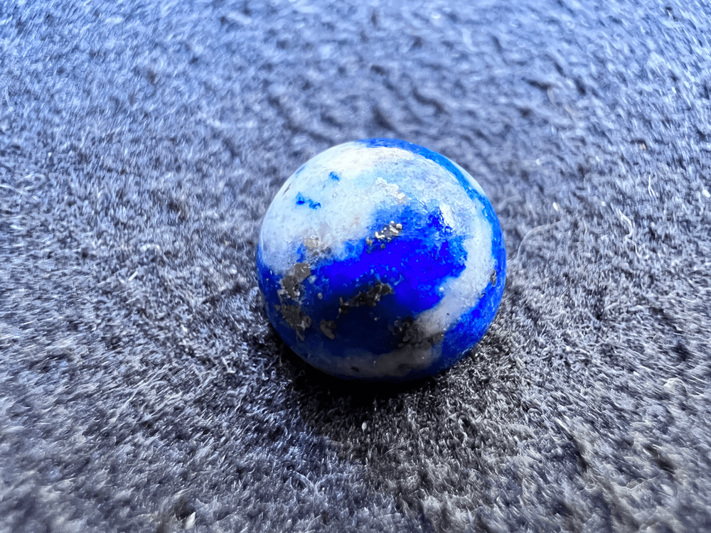 pierre bleue de lapis lazuli sur fond neutre pour illustrer une pierre bleue