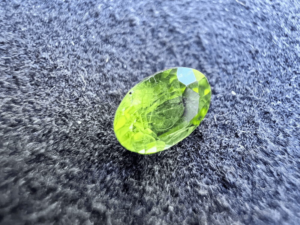 pierre verte de péridot sur fond neutre pour illustrer une pierre verte
