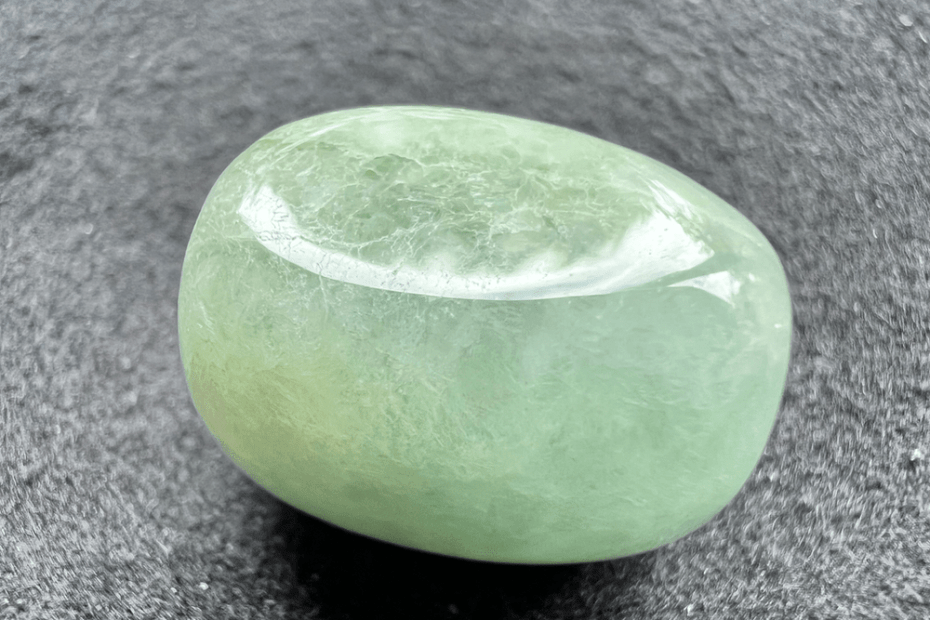 pierre verte de jade jadéite sur fond neutre pour illustrer une pierre verte
