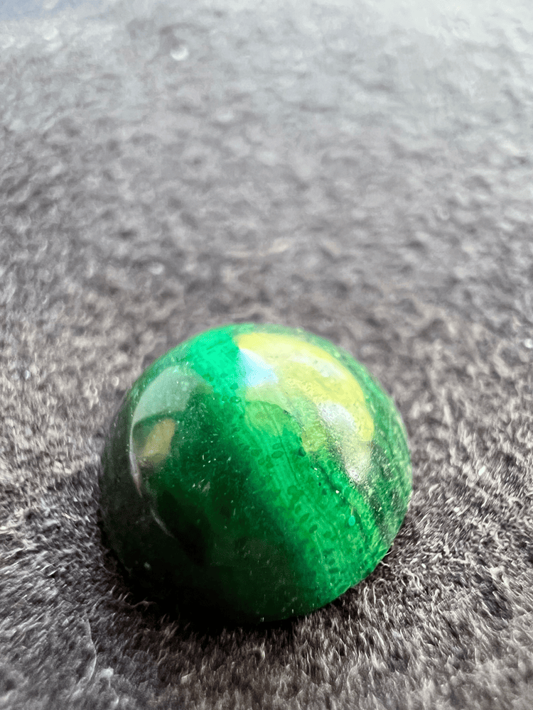 pierre verte de malachite sur fond neutre pour illustrer une pierre verte