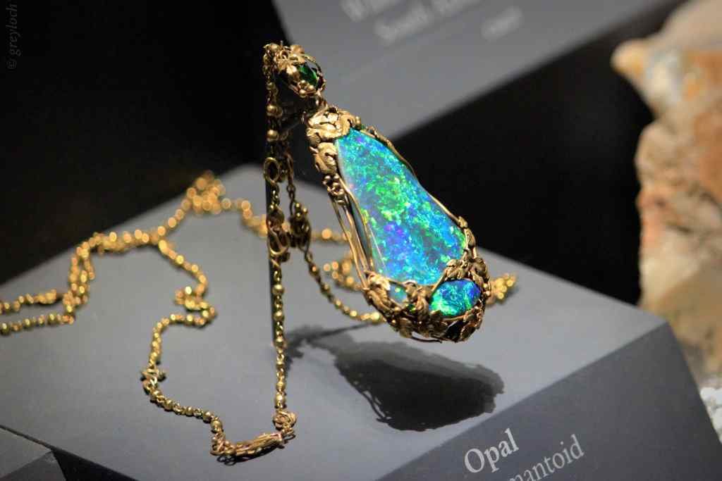 collier en or et opale noire de lightning ridge de 1923 pour illustrer les opales de seconde main