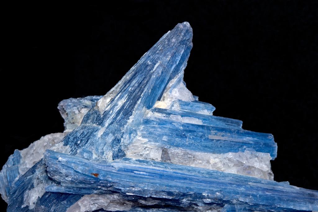 cristaux de kyanite bleu dans leurs roche blanche pour illustrer la kyanite