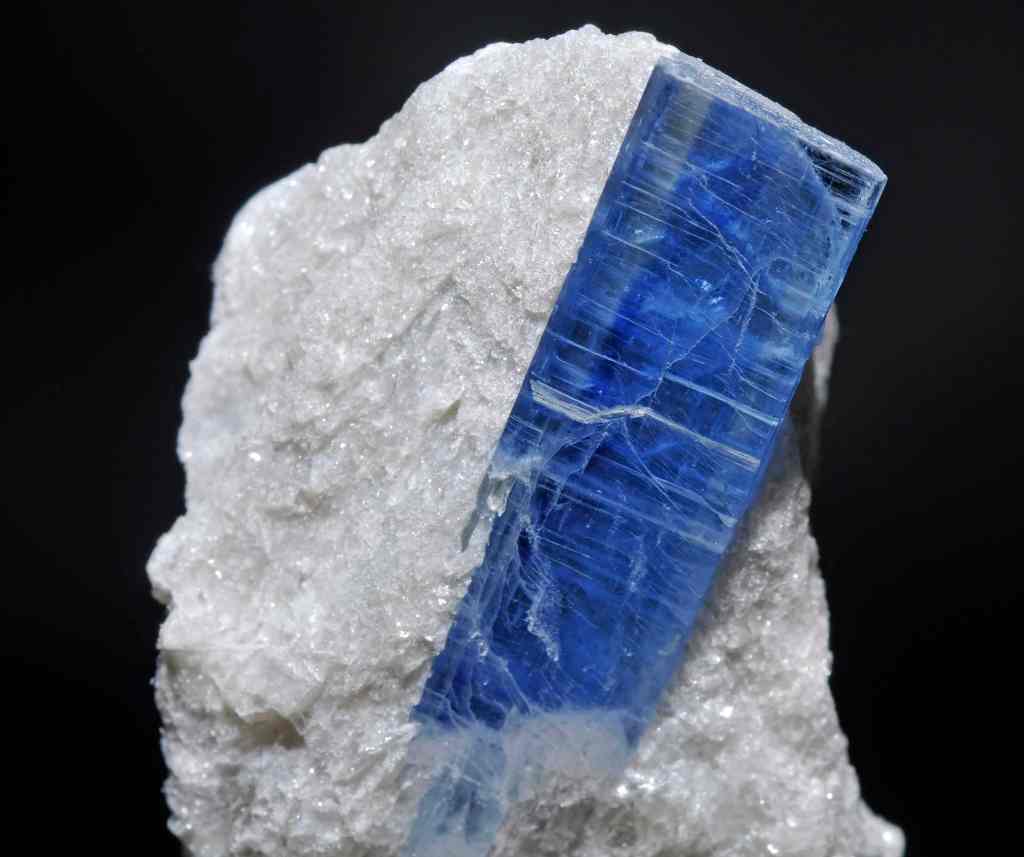 cristal de kyanite bleu dans sa roche blanche pour illustrer la kyanite