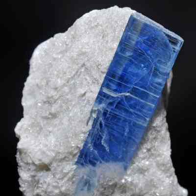 cristal de kyanite bleu dans sa roche blanche pour illustrer la kyanite