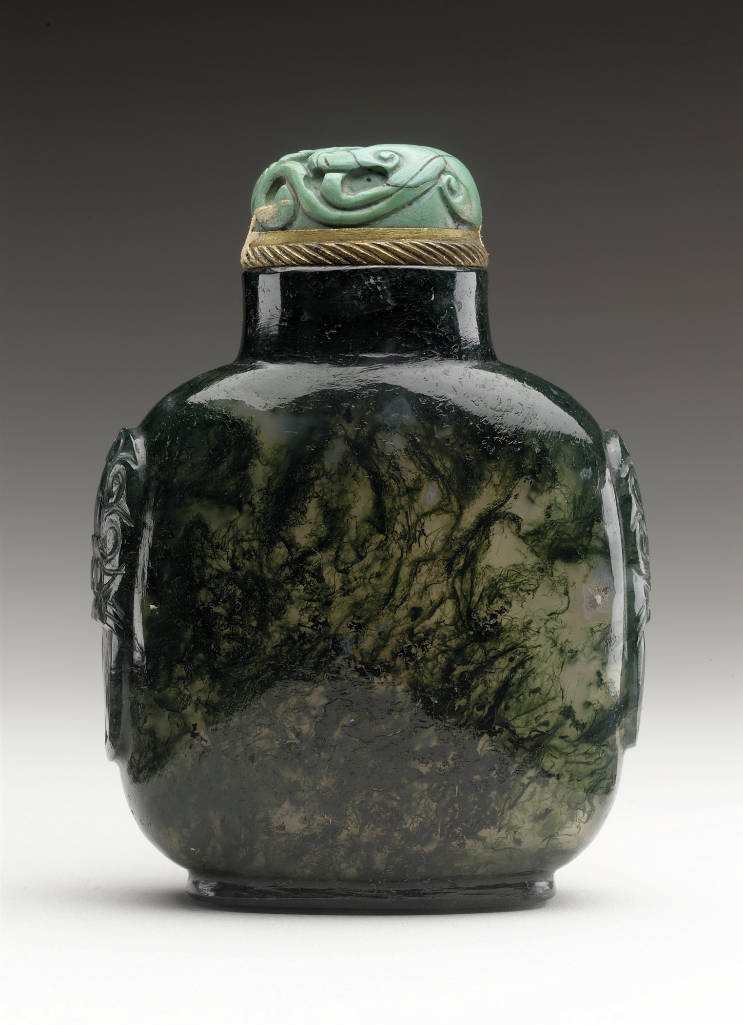Bouteille à priser verte en agate mousse, Dynastie Qing (daté 1821-1850)