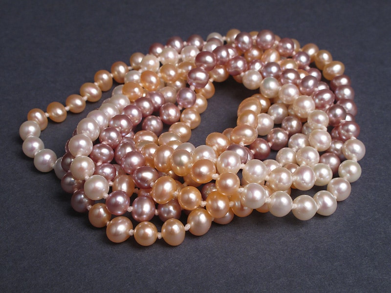 colliers de perles d'eau douce blanc, creme, or et pêche pour montrer la variété des perles d'eau douce