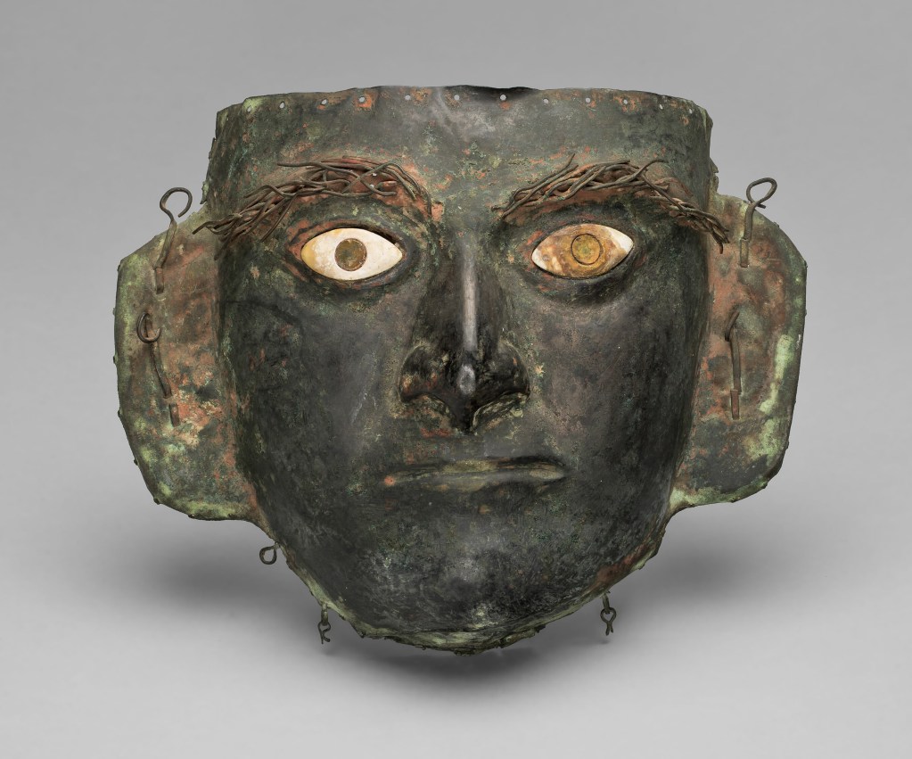 masque en cuivre, coquille et pyrite représentant un visage humain mais coupé au niveau du front