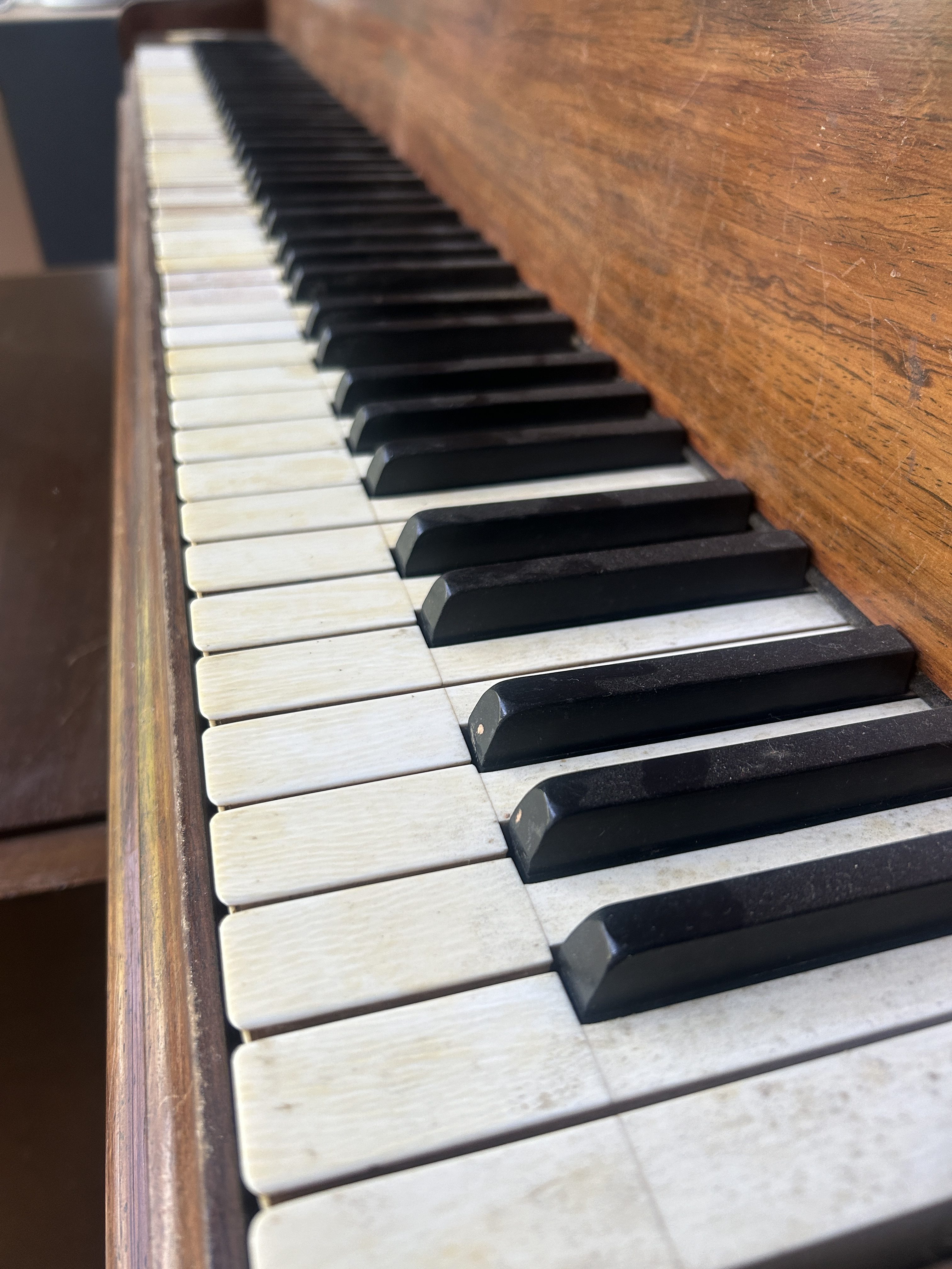 vue en diagonale des touches d'un piano ancien? les touches sont en ivoire vieilli, tâché et il en manque quelques unes pour illustrer l'utilisation de l'ivoire