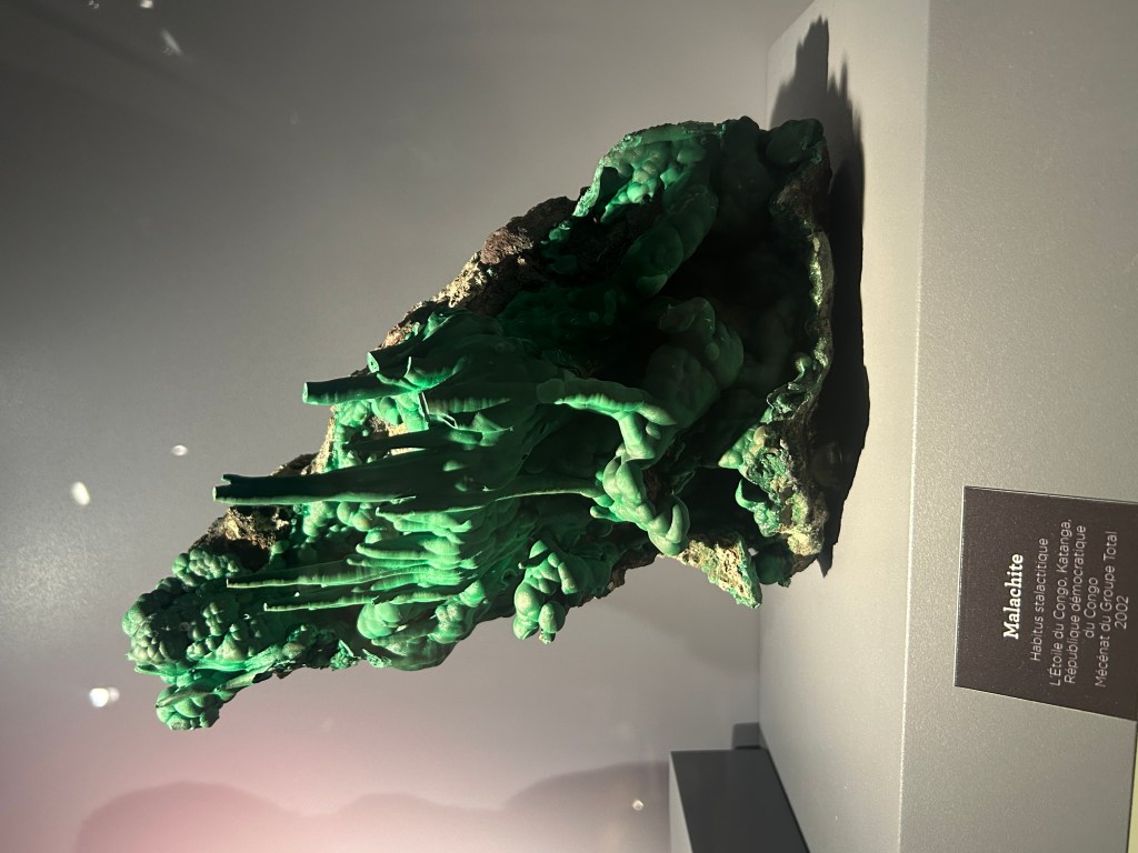 Morceau de malachite en forme de stalagmite d'un vert intense 
