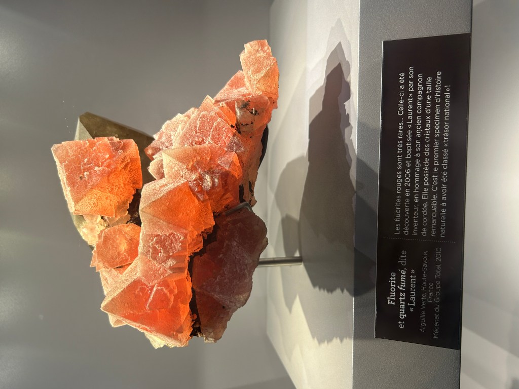 Gros cristaux de fluorite rouge très rare, en forme d'octaèdres et un morceau de quartz fumé brun imbriqué.