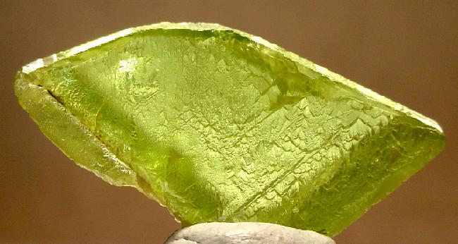 cristal de sphène vert brun en gros plan en forme de coin ou d'angle plat 
