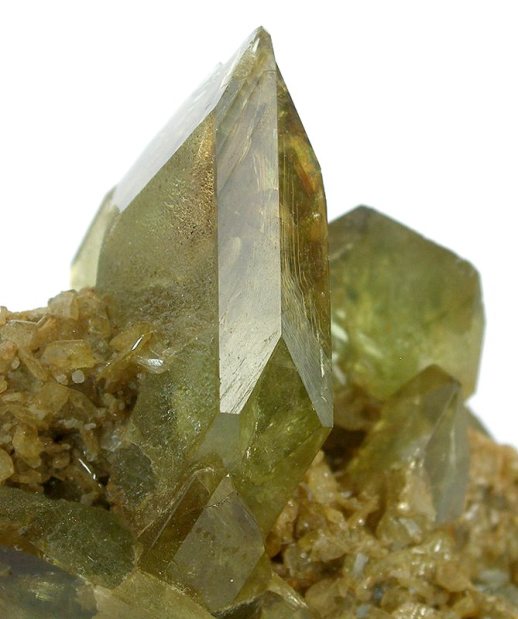 Cristal de sphène ou de titanite vert brun montrant ses arrêtes distinctives et attachée à sa roche mère