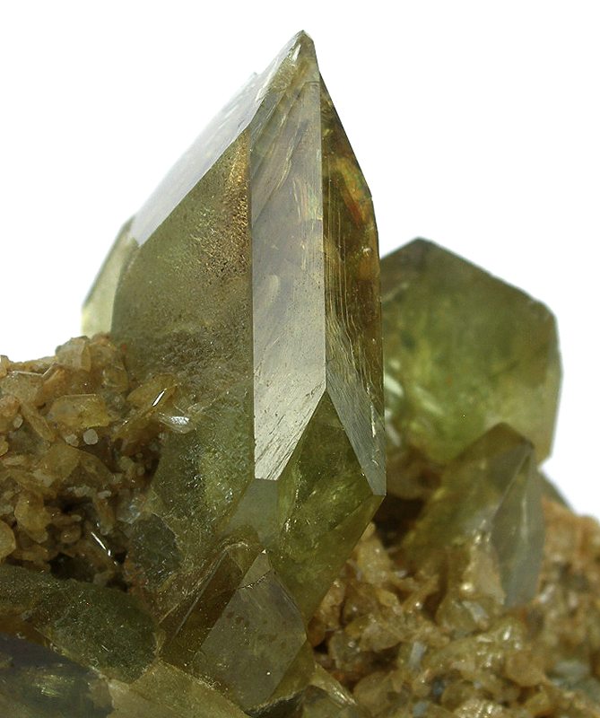 Cristal de sphène ou de titanite vert brun montrant ses arrêtes distinctives et attachée à sa roche mère 